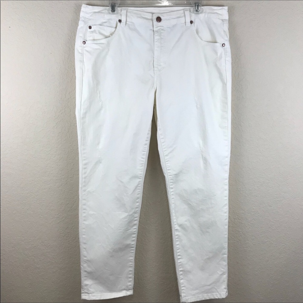 💣 Soft Surrounding White / Cream Distressed Jeans